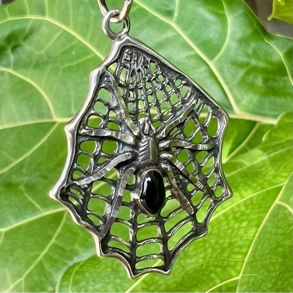 SOLD Vintage 925 Sterling Silver Black Onyx Spider Web Pendant 5.3g Halloween - Picture 2 of 11